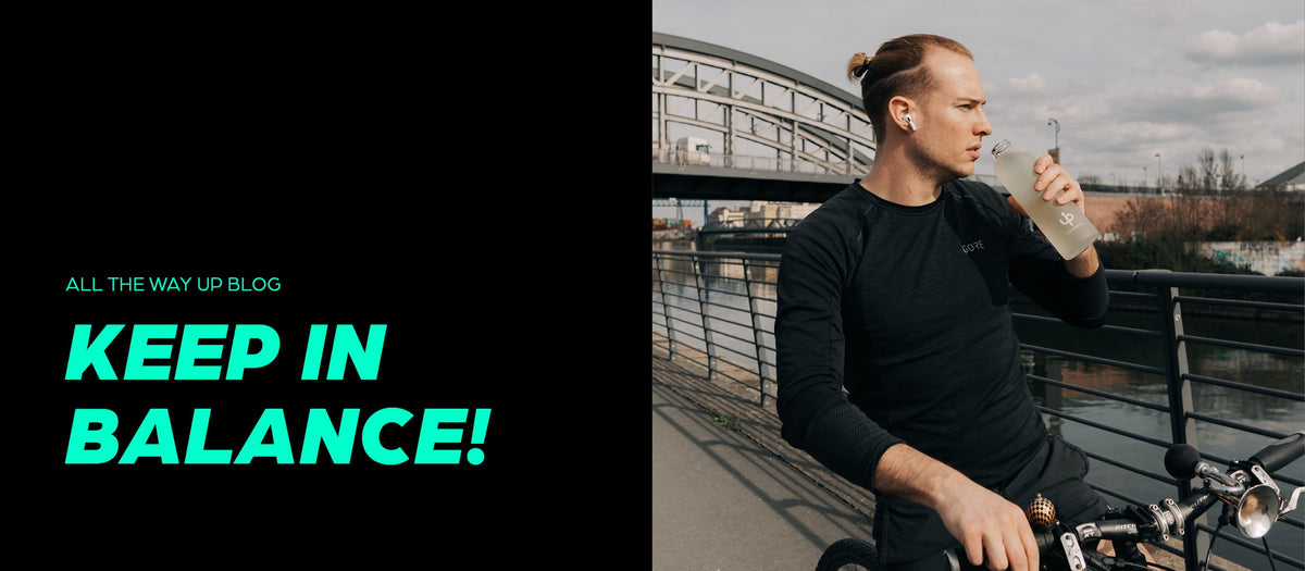 Sportlicher Mann trinkt Elektrolytgetränk von Upsters auf dem Fahrrad – Balance von Flüssigkeit und Energie im Alltag – KI-generiertes Bild