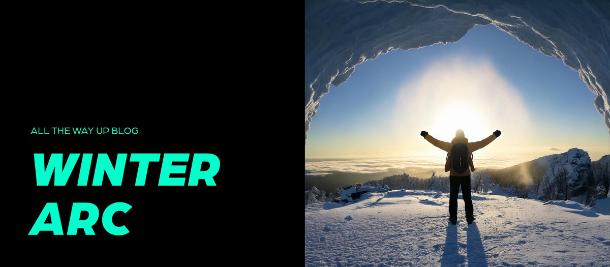 Person mit ausgestreckten Armen in verschneiter Winterlandschaft bei Sonnenaufgang – Symbolbild für Energie und Motivation im Winter – KI-generiertes Bild